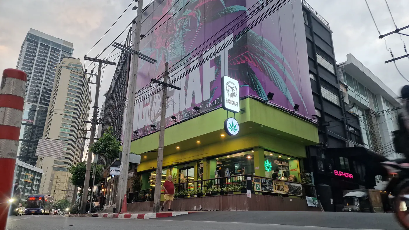 アソークにある Euphoria Bar and Lounge と HighCraft の共通入口